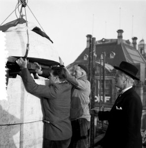 Aanbrengen dekstuk hoogste punt Nationaal Monument Dam Amsterdam, Bestanddeelnr 907-5142