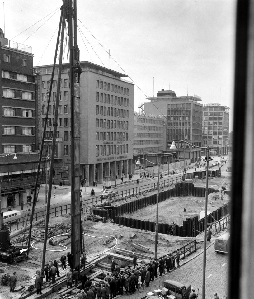Aanbrengen van 35m diepe bliklaag rondom bouwput voor de metro aan de Coolsingel, Bestanddeelnr 912-3975