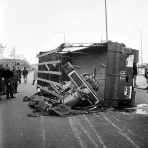 Aanhangwagen op het Europaplein op zijn kant, Bestanddeelnr 921-3169