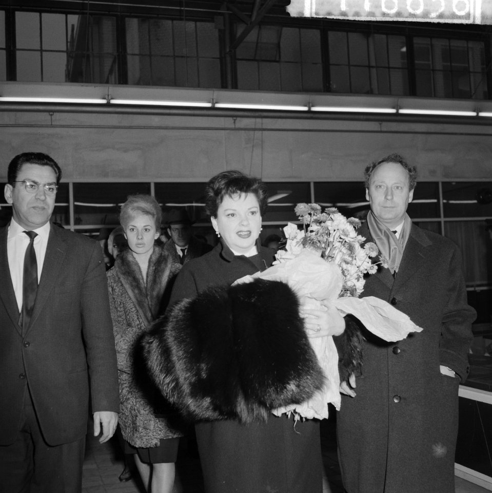 Aankomst Judy Garland op Schiphol, Judy in de aankomsthal, Bestanddeelnr 911-8636