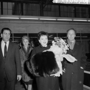 Aankomst Judy Garland op Schiphol, Judy in de aankomsthal, Bestanddeelnr 911-8636 photo