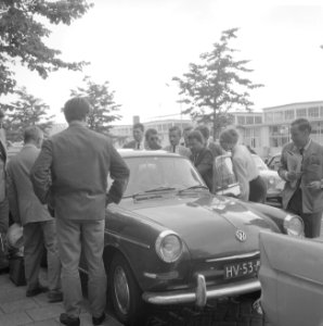 Aankomst Kees Scherer (fotojournalist) op Schiphol (beschoten op Sardinie), auto, Bestanddeelnr 919-3418