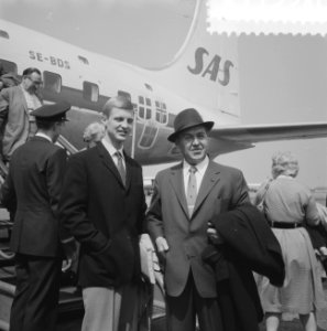 Aankomst Jussi Bjorling op Schiphol met zoon, Bestanddeelnr 911-2240 photo