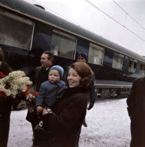Aankomst Koninklijke Familie in Lech met trein Prinses Irene met Prins Carlos J, Bestanddeelnr 254-8822