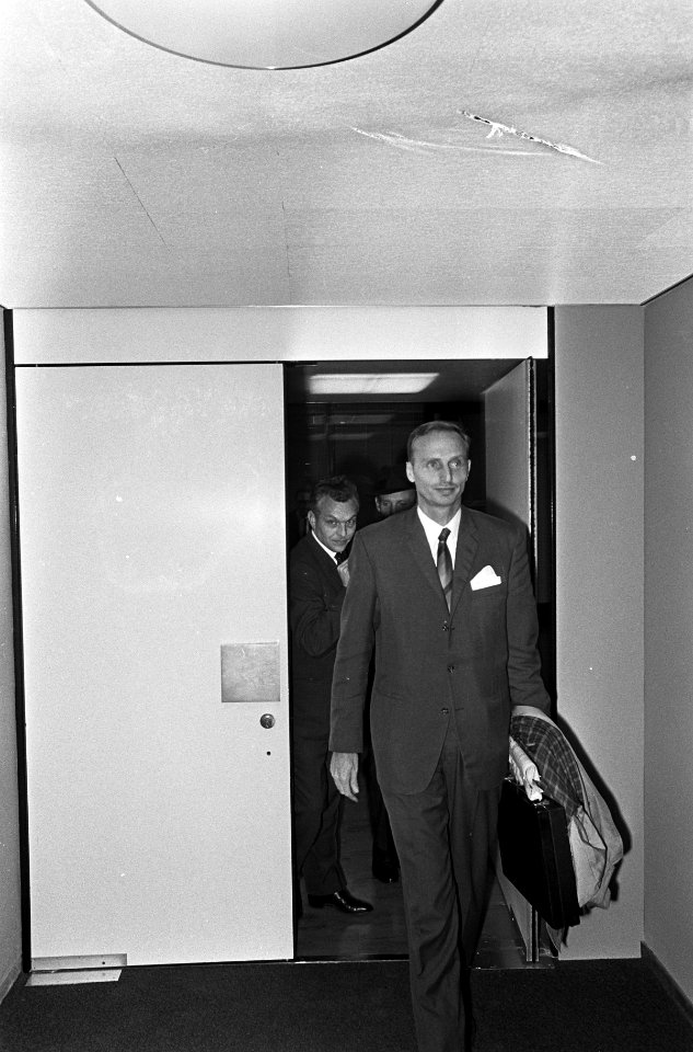 Aankomst KLM vertegenwoordiger H. A. van Dijck uit Guinea op Schiphol. Dhr. H. A, Bestanddeelnr 920-7501