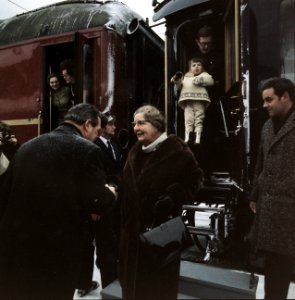 Aankomst Koninklijke Familie in Lech met trein Prinses Irene met Prins Carlos J, Bestanddeelnr 254-8819