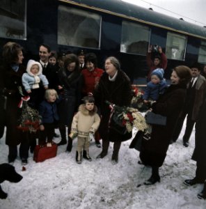 Aankomst Koninklijke Familie in Lech met trein Prinses Irene met Prins Carlos J, Bestanddeelnr 254-8821