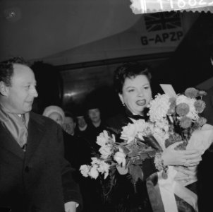 Aankomst Judy Garland op Schiphol, Judy op het platform met bloemen, Bestanddeelnr 911-8629 photo