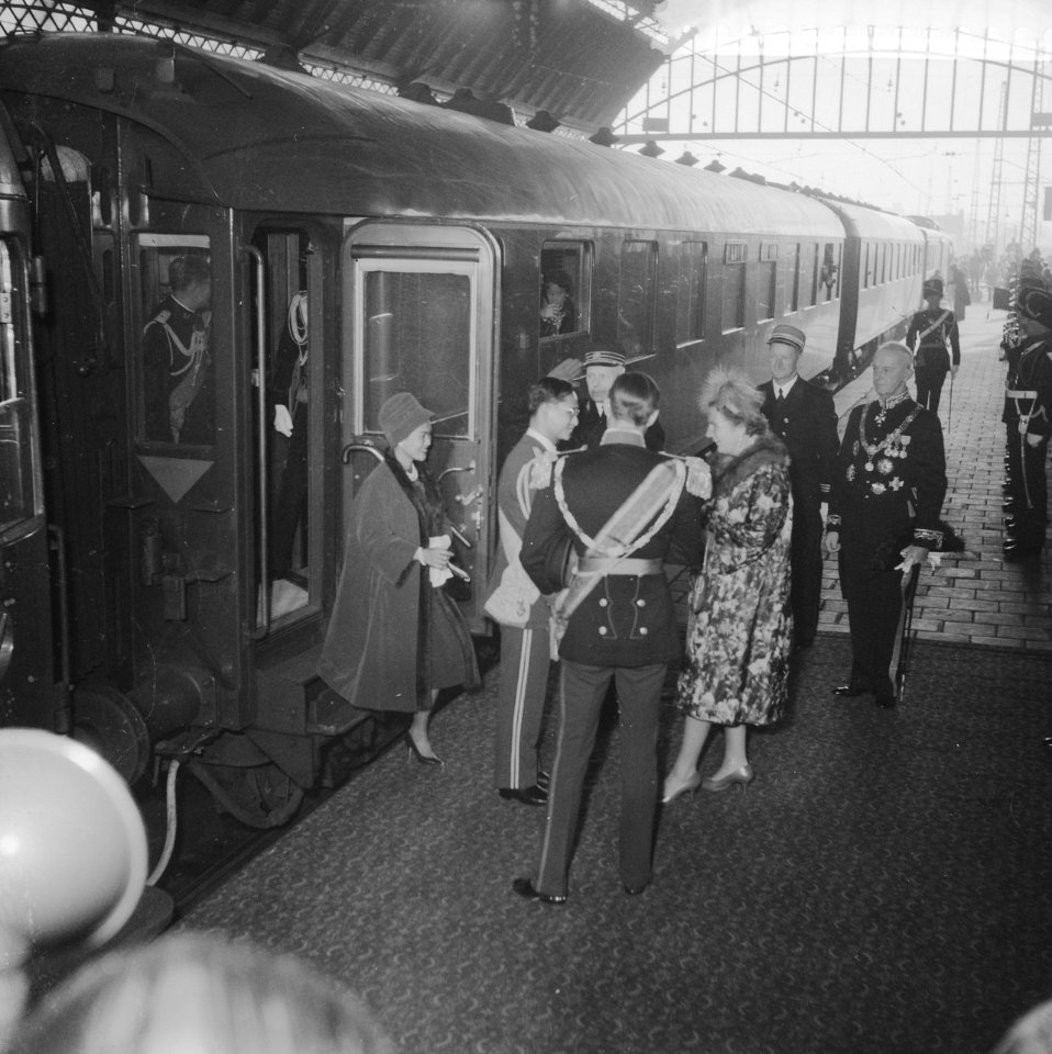 Aankomst koning Bhumibol en koningin Sirikit te Den Haag, koningin Juliana begro, Bestanddeelnr 911-6995