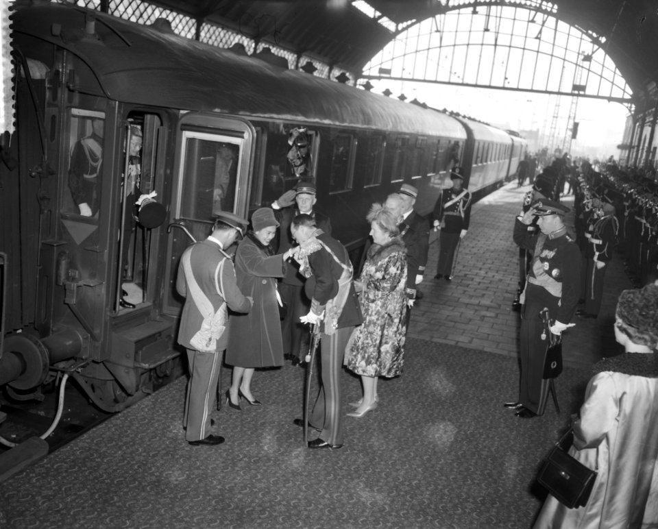 Aankomst Koning Bhumibol en Koningin Sirikit te Den Haag, begroeting door Prins , Bestanddeelnr 911-6982
