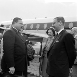 Aankomst Lord Mayor van London op Schiphol Lord Mayor , mevrouw Van Hall en bur, Bestanddeelnr 912-3934