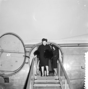 Aankomst Judy Garland op Schiphol, Judy verlaat het vliegtuig, Bestanddeelnr 911-8627 photo