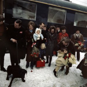 Aankomst Koninklijke Familie in Lech met trein Prinses Irene met Prins Carlos J, Bestanddeelnr 254-8824