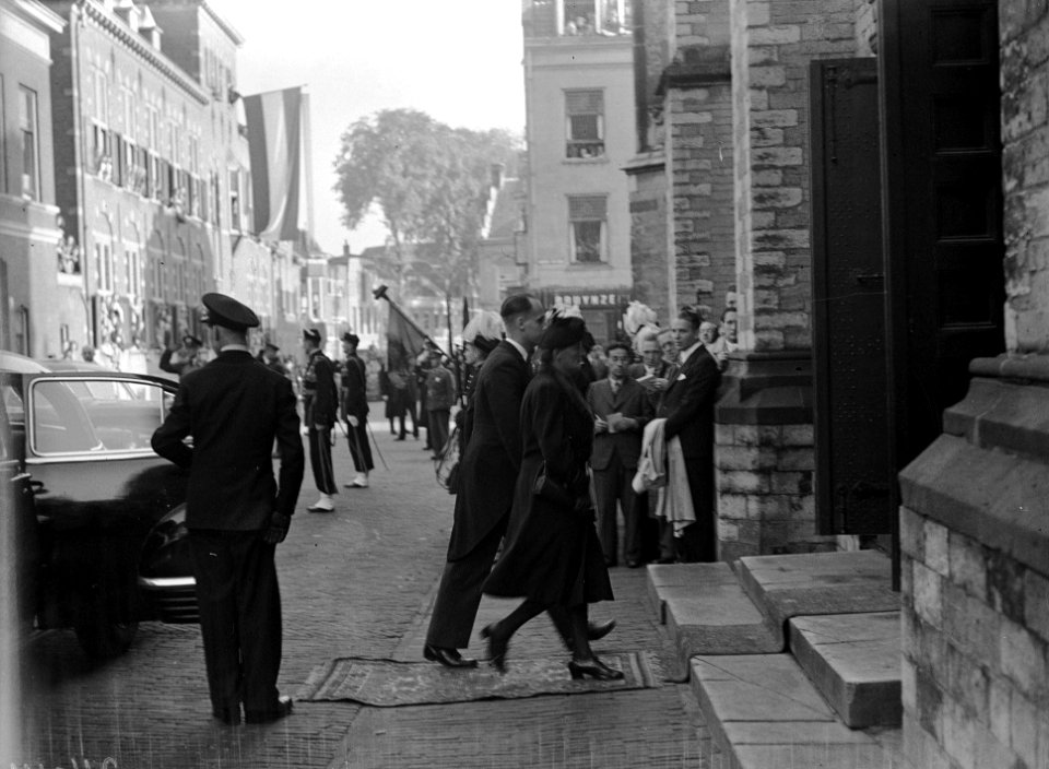 Aankomst mevrouw Post-Salomons en A.J. Andrée Wiltens, Bestanddeelnr 902-4041