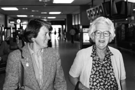 Aankomst mevrouw Haars (Justitie) op Schiphol na reis verre oosten , 12, 13 mevr, Bestanddeelnr 931-0575