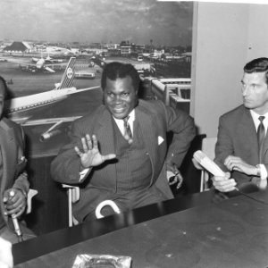 Aankomst Kwesi Armah (adviseur president N. Kruman ) o Schiphol tijdens persconf, Bestanddeelnr 917-9855