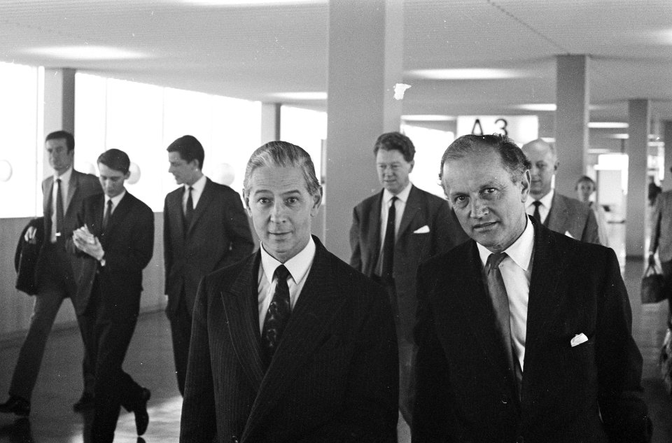 Aankomst Lord Chalfont op Schiphol. Lord Chalfont (rechts) afgehaald door Stephe, Bestanddeelnr 920-7380