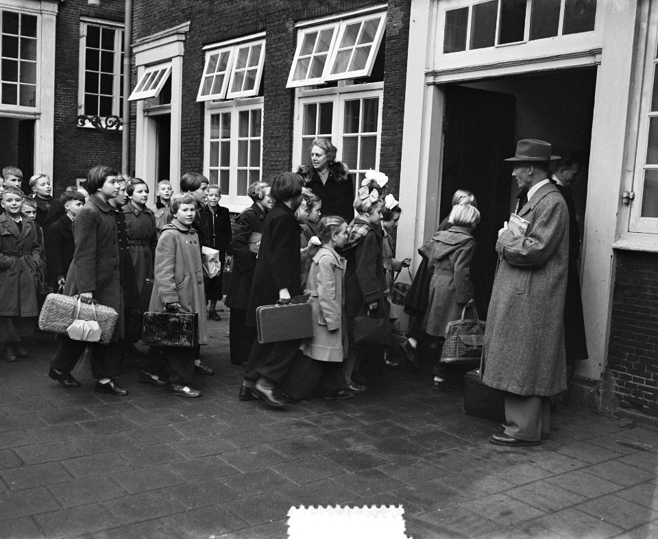 Aankomst kinderen uit Schouwen Duiveland in Amsterdam, Bestanddeelnr 906-1199