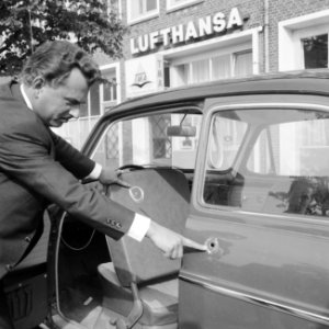 Aankomst Kees Scherer (fotojournalist) op Schiphol (beschoten op Sardinie), de h, Bestanddeelnr 919-3413