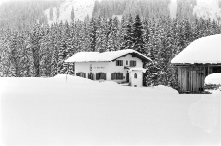 Aankomst Koninklijke Famile in Lech, Oostenrijk chalet exterieur van Prinses Be, Bestanddeelnr 924-3224