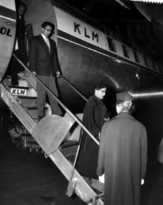 Aankomst kon. v. Nepal Maharadja Mahendra Birbiham Shah Deo met echtgenote op Schiphol, Bestanddeelnr 909-6950