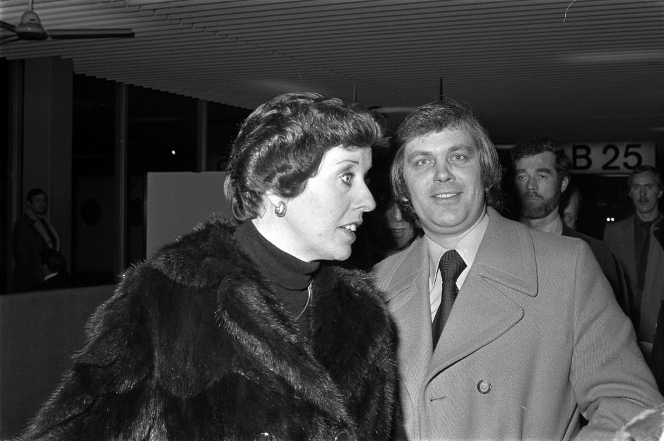 Aankomst leidster Ierse vrouwenbeweging Betty Williams op Schiphol samen met, Bestanddeelnr 929-0121