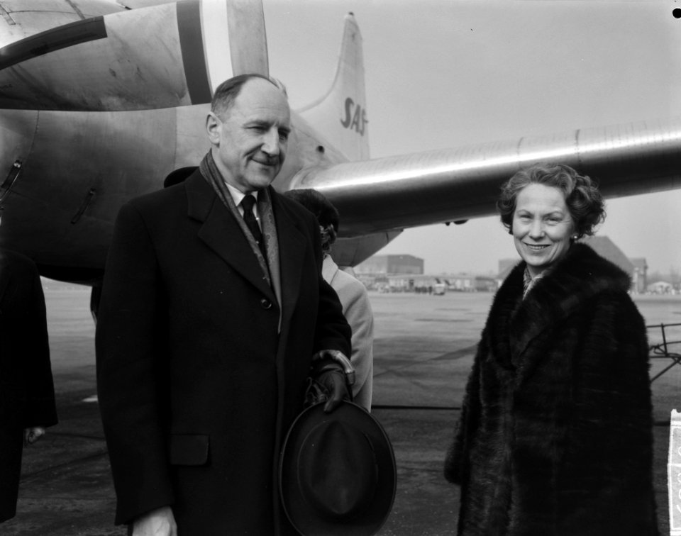 Aankomst minister Luns en echtgenote op Schiphol van bezoek aan Noorwegen, tijde, Bestanddeelnr 916-1685