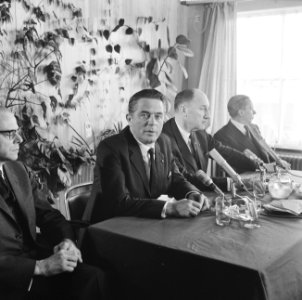 Aankomst minister president Marijnen en minister Luns op Ypenburg vanuit Duitsla, Bestanddeelnr 916-9611
