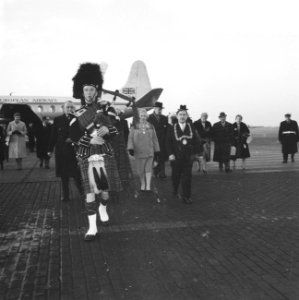 Aankomst Lord Provost van Glasgow op Schiphol, het gezelschap op weg naar de wac, Bestanddeelnr 910-8629 photo