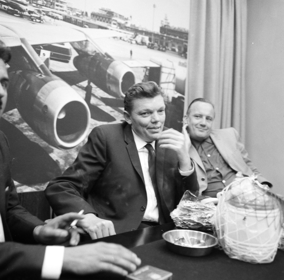 Aankomst Kees Scherer (fotojournalist) op Schiphol (beschoten op Sardinie), Kees, Bestanddeelnr 919-3417