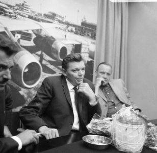Aankomst Kees Scherer (fotojournalist) op Schiphol (beschoten op Sardinie), Kees, Bestanddeelnr 919-3416