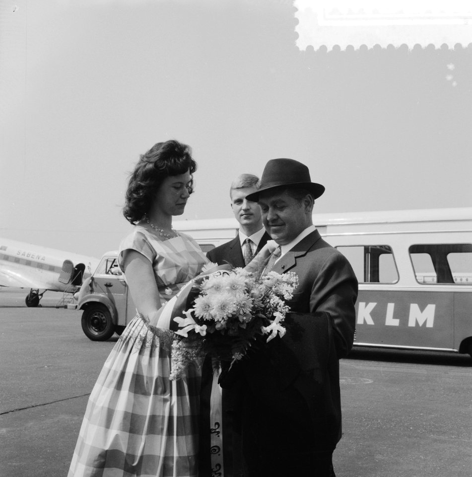 Aankomst Jussi Bjorling op Schiphol met zoon, de alt Nora de Wit van het Amsterd, Bestanddeelnr 911-2242