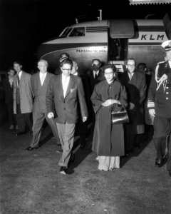Aankomst kon. v. Nepal Maharadja Mahendra Birbiham Shah Deo met echtgenote op Schiphol