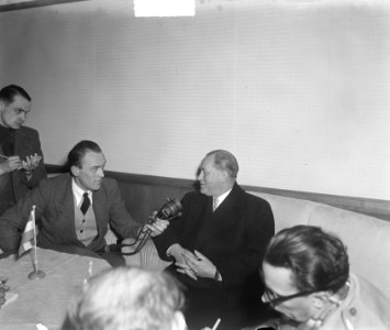 Aankomst Minister Stikker uit Parijs met journalisten, Bestanddeelnr 903-8123