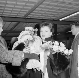 Aankomst Judy Garland op Schiphol, Judy in de aankomsthal, Bestanddeelnr 911-8633 photo