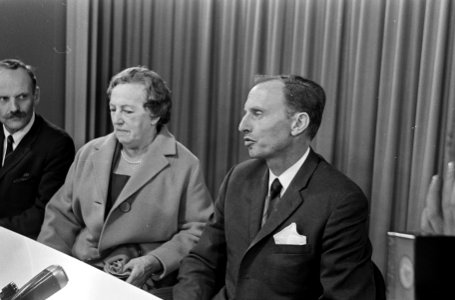 Aankomst KLM vertegenwoordiger H. A. van Dijck uit Guinea op Schiphol. Dhr. H. A, Bestanddeelnr 920-7502