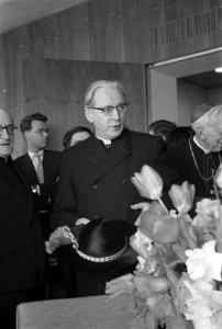Aankomst kardinaal Alfrink uit Rome, kardinaal Alfrink wordt bloemen aangeboden , Bestanddeelnr 911-1554
