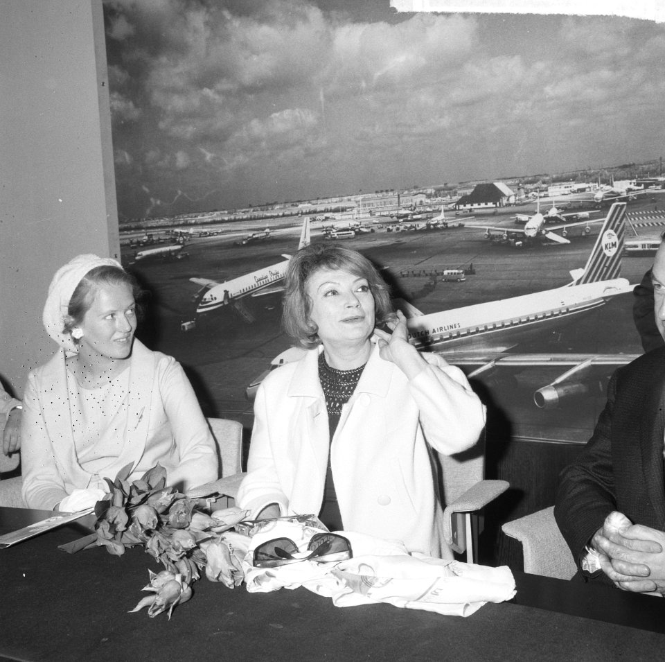 Aankomst Lila Kedrova (Franse filmactirce) op Schiphol, Bestanddeelnr 917-7651