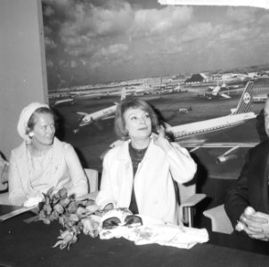 Aankomst Lila Kedrova (Franse filmactirce) op Schiphol, Bestanddeelnr 917-7651