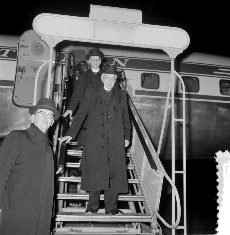 Aankomst mgr. Huibers (Haarlem) op Schiphol uit Rome. Begroeting door deken van , Bestanddeelnr 908-5603