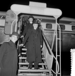 Aankomst mgr. Huibers (Haarlem) op Schiphol uit Rome. Begroeting door deken van , Bestanddeelnr 908-5603