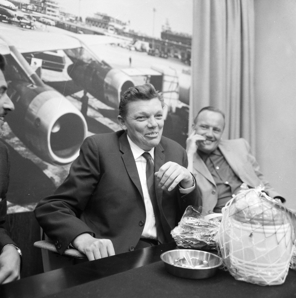 Aankomst Kees Scherer (fotojournalist) op Schiphol (beschoten op Sardinie), Bestanddeelnr 919-3412