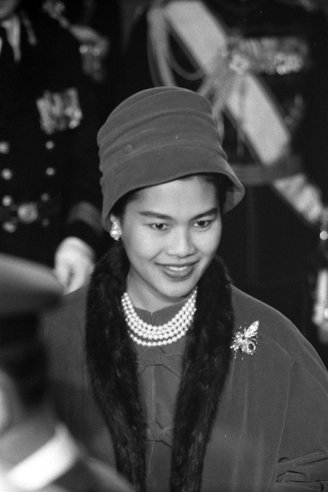 Aankomst Koning Bhumibol en Koningin Sirikit te Den Haag, koningin Sirikit, Bestanddeelnr 911-6994