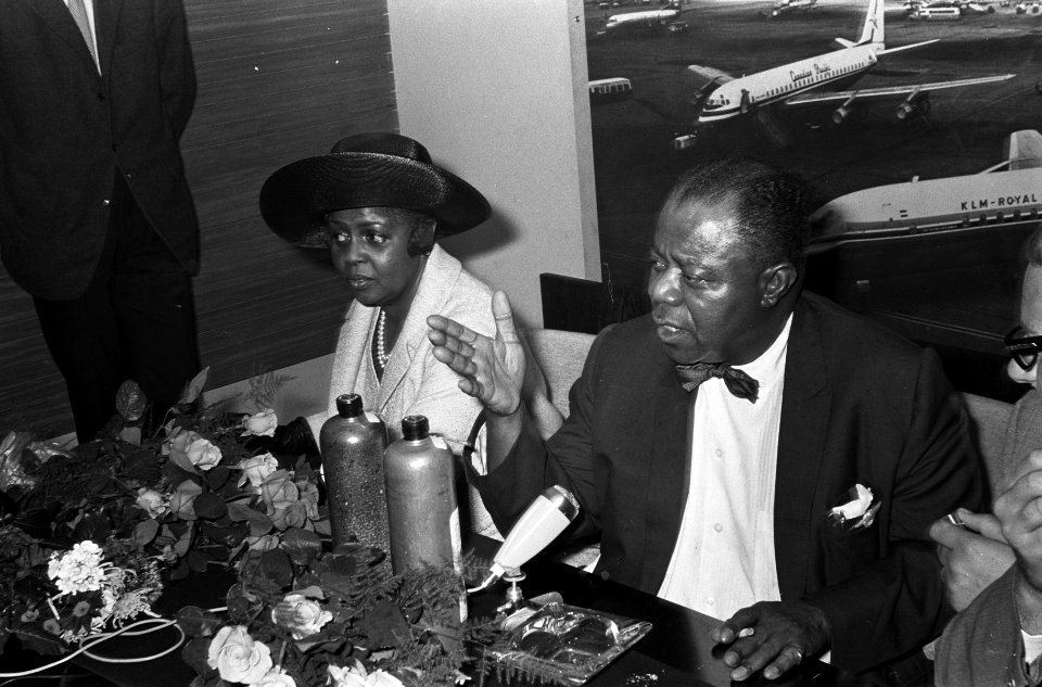 Aankomst Louis Armstrong met zijn vrouw Lucille op Schiphol, Louis Armstrong, Bestanddeelnr 917-8158