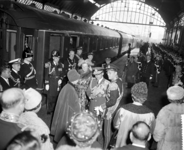 Aankomst koning Bhumibol en koningin Sirikit te Den Haag, Bestanddeelnr 911-6979