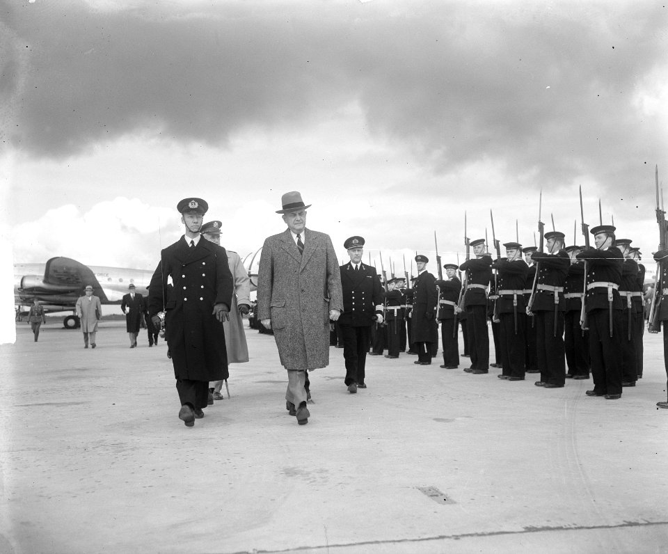 Aankomst Louis A. Johnson (Amerikaanse Minister van Oorlog ) op Schiphol, Bestanddeelnr 903-8930