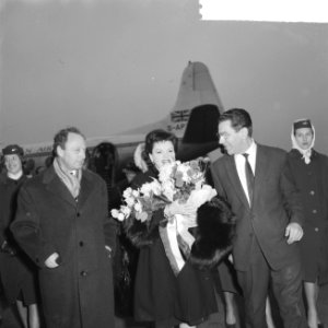 Aankomst Judy Garland op Schiphol, Judy op het platform met bloemen, Bestanddeelnr 911-8628 photo