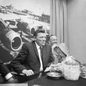 Aankomst Kees Scherer (fotojournalist) op Schiphol (beschoten op Sardinie), Kees, Bestanddeelnr 919-3415