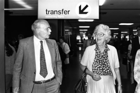 Aankomst mevrouw Haars (Justitie) op Schiphol na reis verre oosten , mevrouw Haa, Bestanddeelnr 931-0576