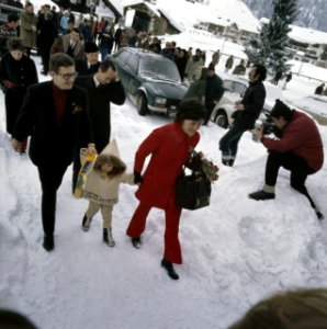Aankomst Koninklijke Familie in Lech met trein Prinses Margriet , mr. Pieter va, Bestanddeelnr 254-8825